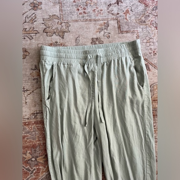 Cloth & Stone lounge wear cropped pants - Picture 4 of 7